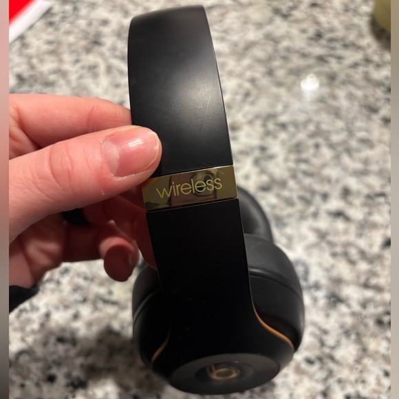 Beats Studio3 Wireless Headphones - Black and Gold - Picture 2 of 6